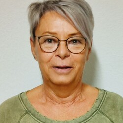 Frau Redmann, MFA